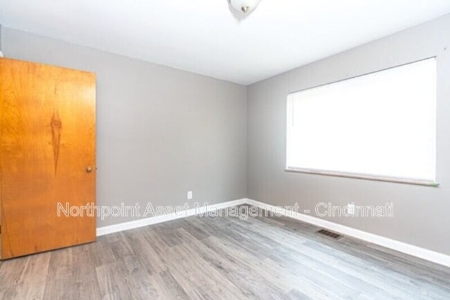 Building Photo - 2BR SFR • Stainless Kitchen • Westwood