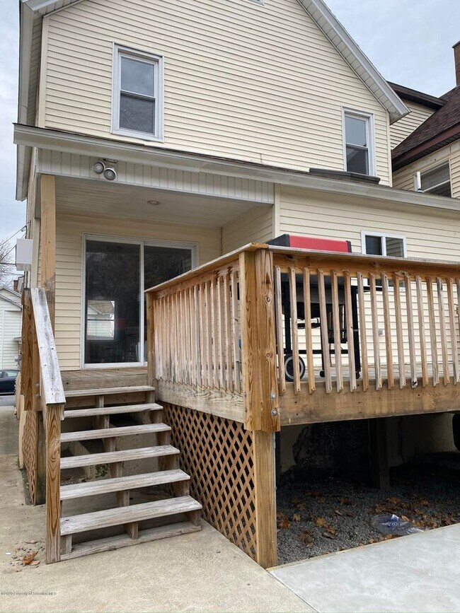 Building Photo - 116 E Elm St
