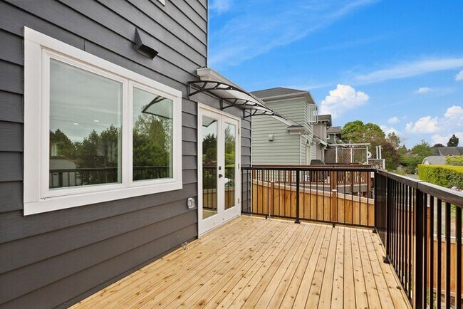 Building Photo - Gorgeous Remodeled West Seattle Craftsman w/ Air Conditioning