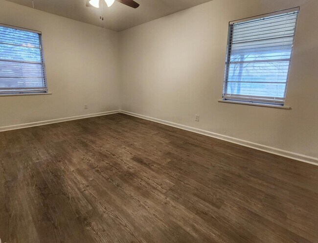 Building Photo - 1800 Bluebonnet Ln