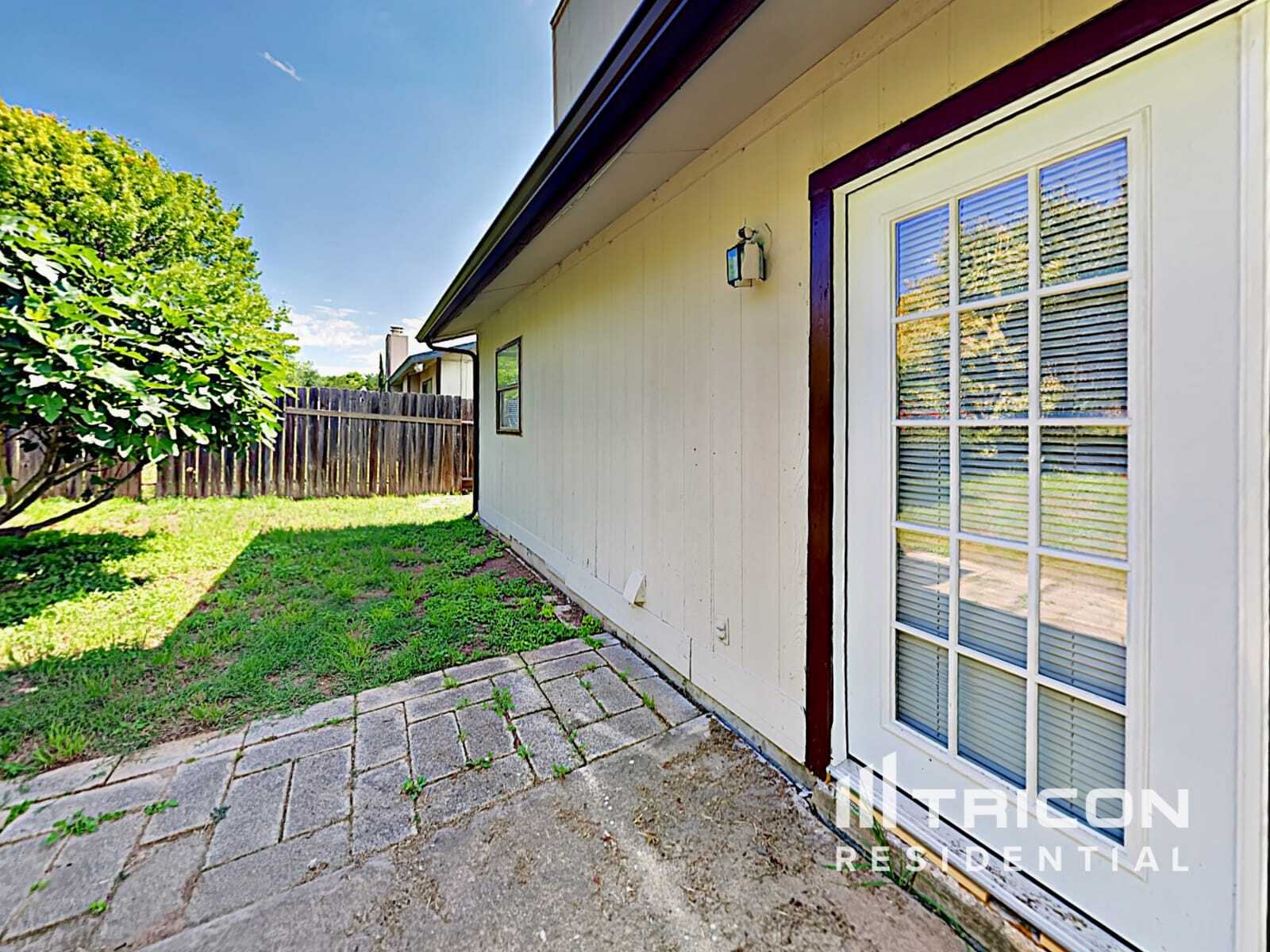 Building Photo - 827 Thornedike Dr