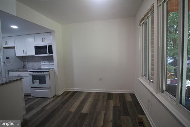 Building Photo - 7843 Briardale Terrace