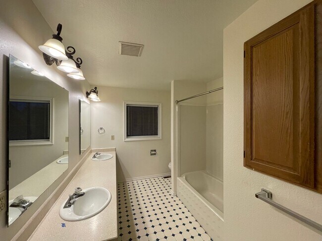 Building Photo - Luxurious 4-Bedroom Retreat with Mount Rainier Views in Dash Point