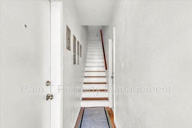 Building Photo - 736 E 45th St