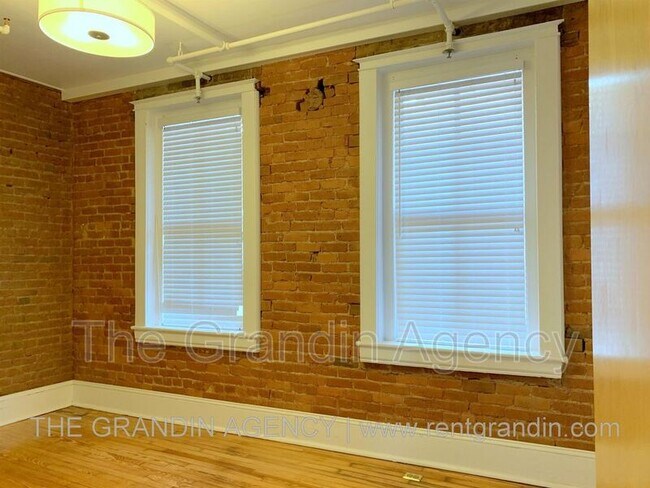 Building Photo - 126 Campbell Ave SW