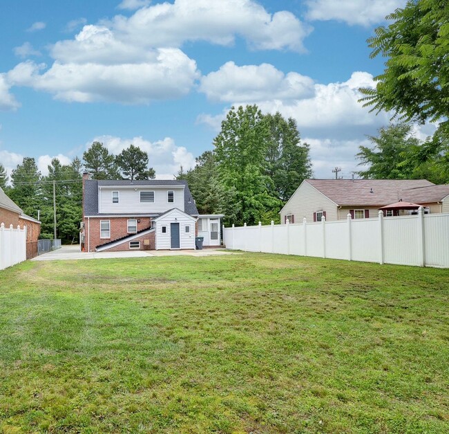 Building Photo - 3 bedroom 2 bath cape cod single family home