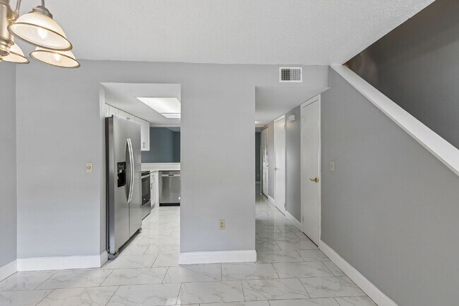Building Photo - Fully Renovated 2-Bedroom Condo—Just 1 Mile from Universal!