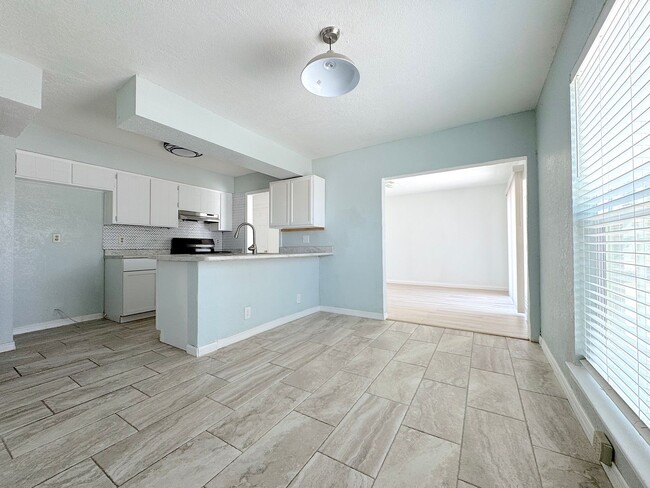 Building Photo - Northeast El Paso 4bed/3bath Refrig A/C w/...