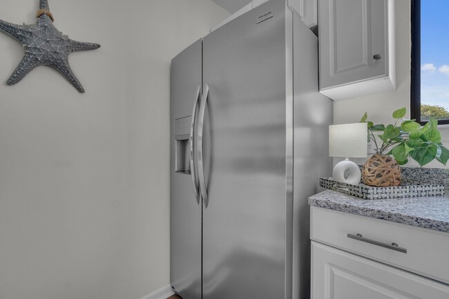 Building Photo - Ready NOW! 1 Block from the Bay! Pet Frien...
