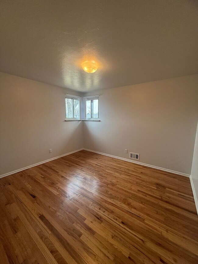 Building Photo - $0 DEPOSIT OPTION, CHARMING 3 BED 2 BATH TRADITIONAL HOME!! HUGE YARD, STEPS FROM PEORIA STATION