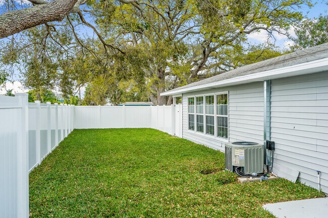 Building Photo - 1510 3rd Ct