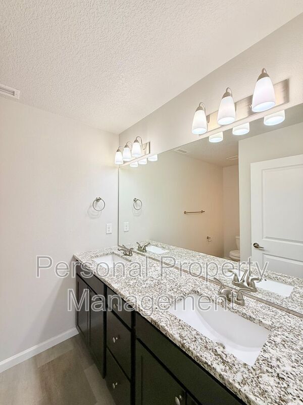 Building Photo - 5840 NE 56th Pl