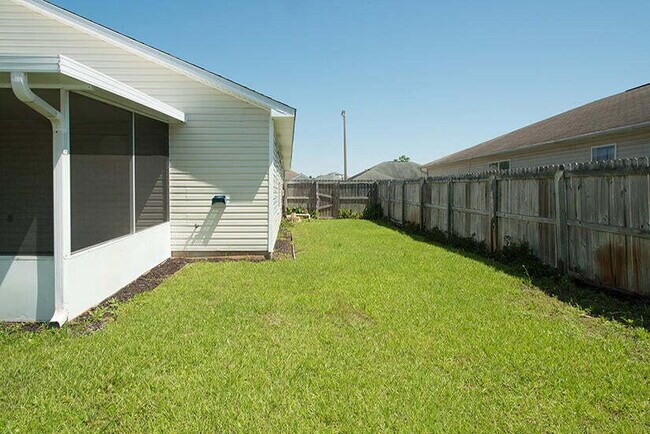 Building Photo - "Coastal Comfort Awaits: Charming 3-Bed, 2...