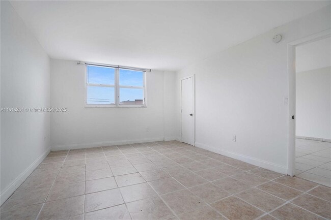 Building Photo - 6900 Bay Dr