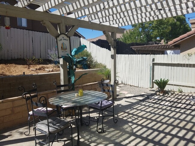 Building Photo - 4 bedroom 2.5 bath + Office Home in beauti...