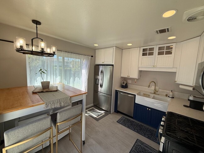 Building Photo - Well Maintained & Updated Home