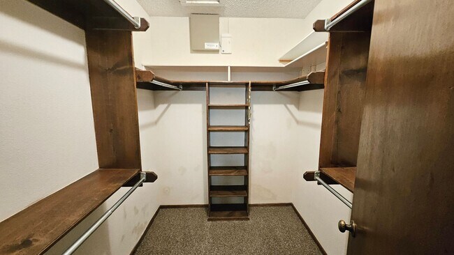 Building Photo - Four Bed/2 Bath Near Lake Hefner