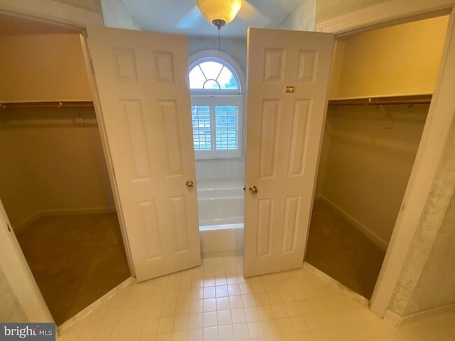 Building Photo - 9621 Bainbridge Ct