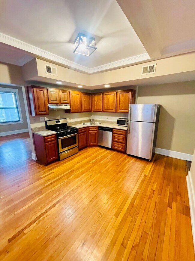 Building Photo - Renovated huge 2br/1ba in Shaw neighborhood,