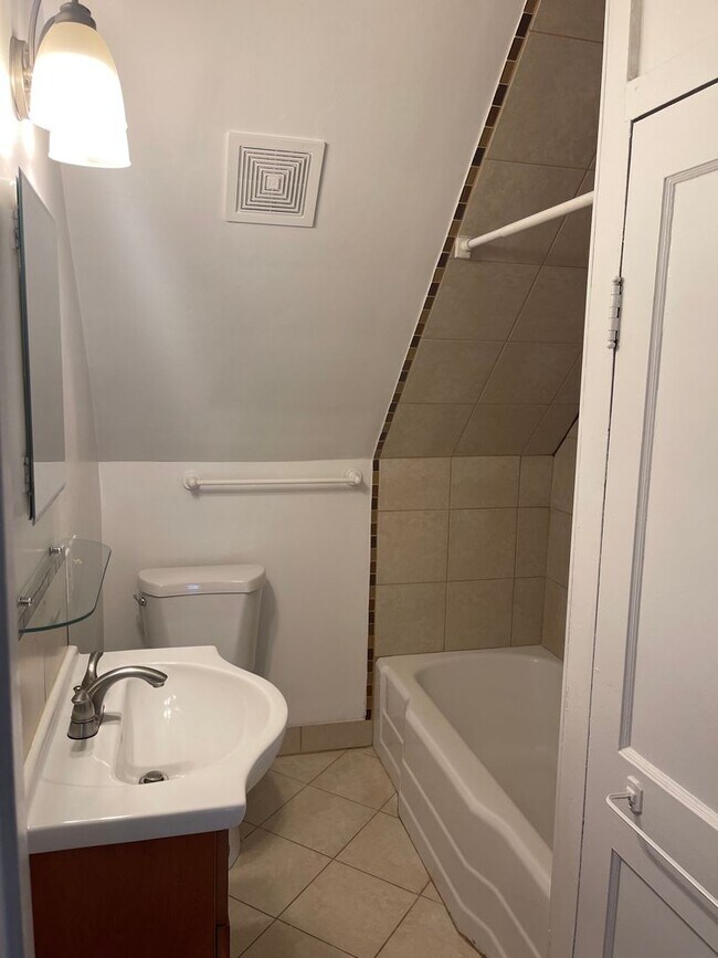 Building Photo - 720 Gladstone Ave