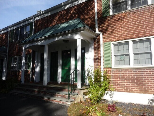 Building Photo - 580 Bedford Rd