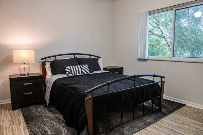 Building Photo - 360 Crestwood Cir