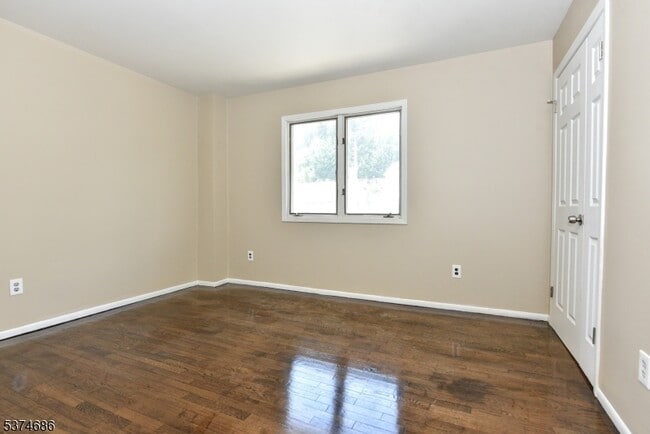 Building Photo - 633 5th St