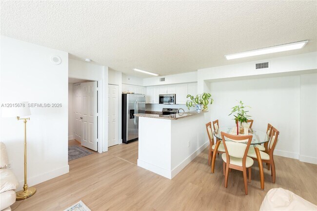 Building Photo - 1155 Brickell Bay Dr