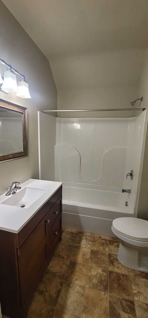 Building Photo - 4 bed 2 bath