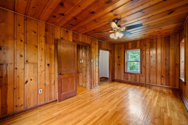 Building Photo - Charming Black Mountain Rental!