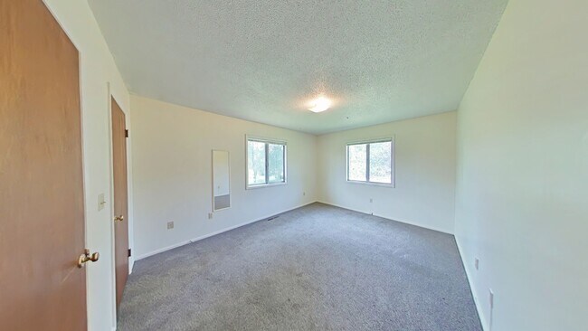 Building Photo - Spacious and charming conveniently located...