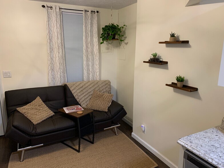 Living room area - 1619 Mansfield St