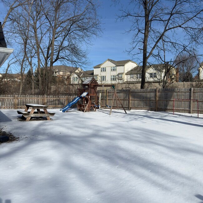 Building Photo - 523 Elm St