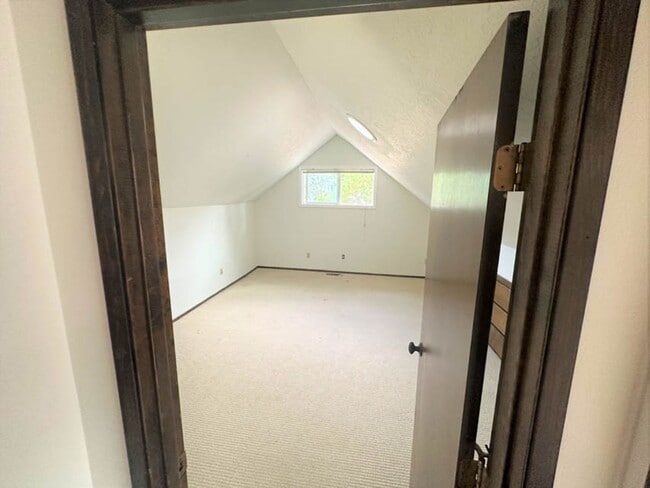 Building Photo - Cute home on Quiet Street 4bed/2bath