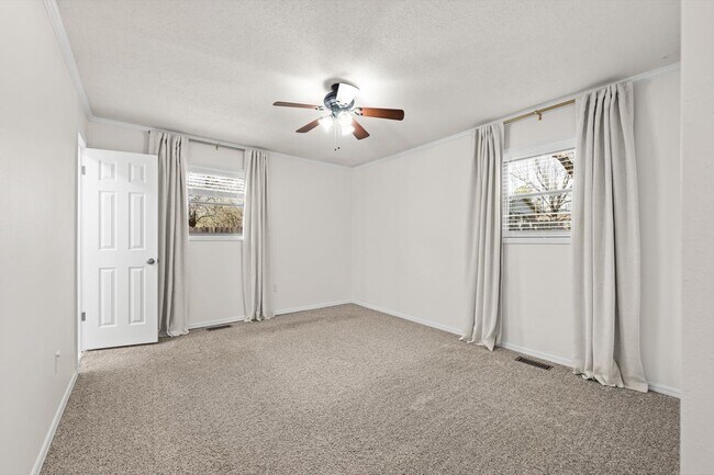 Building Photo - Updated Edmond 3BR Home – Walk to Orvis Risner Elementary – Easy OKC Commute