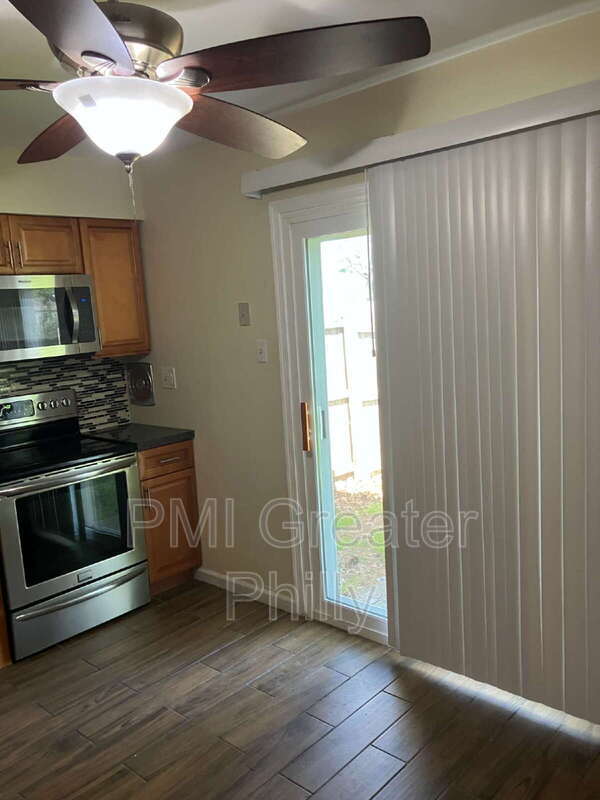 Building Photo - 1688 Bluebird Dr