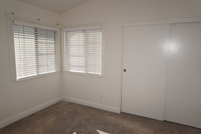 Building Photo - 10386 Meadow Creek Dr