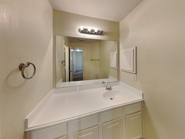 Building Photo - 1818 Day Lily Way