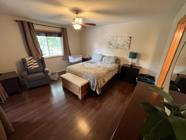 Building Photo - Spacious 3BR/1.5BA Townhome with Attached ...