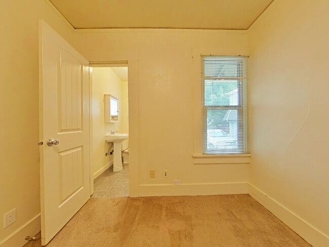 Building Photo - 1 Bedroom Duplex ~ Close to Campus ~ Small...