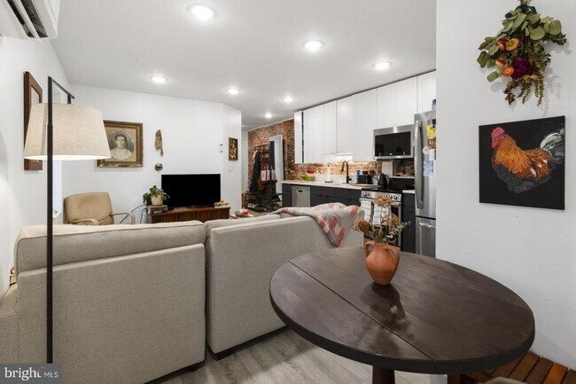 Building Photo - 212 Catharine St