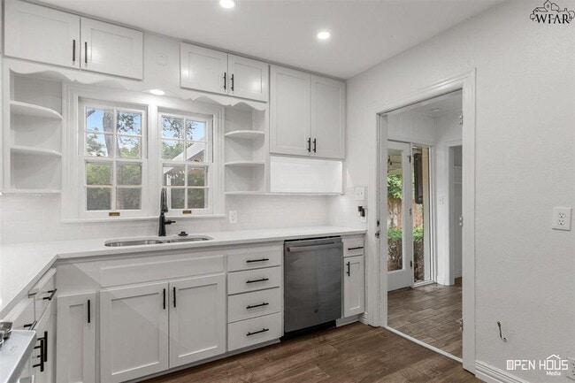 Building Photo - 2409 Martin St