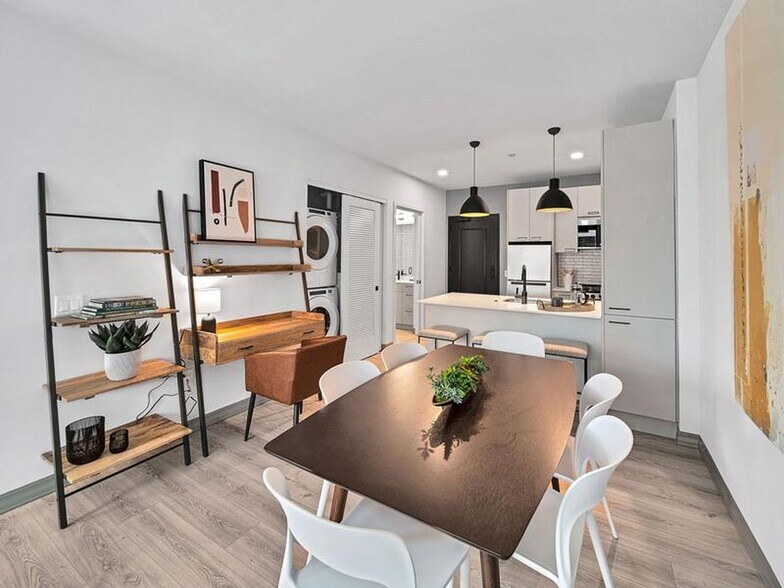 Building Photo - 2141 N Elston Ave