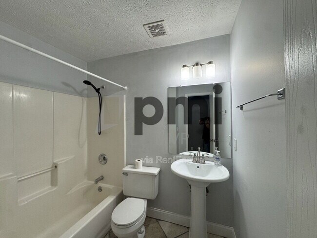 Building Photo - 1019 Cowton Dr