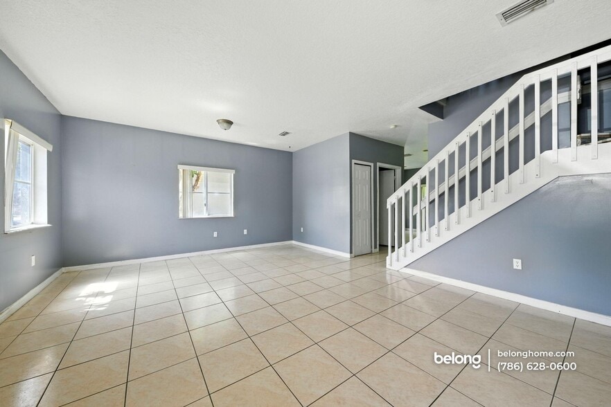 Building Photo - 2915 SE 15th Terrace