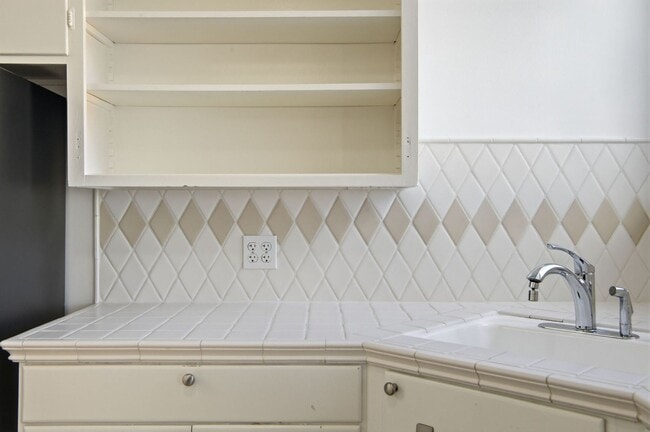 Building Photo - 347 Staples Ave