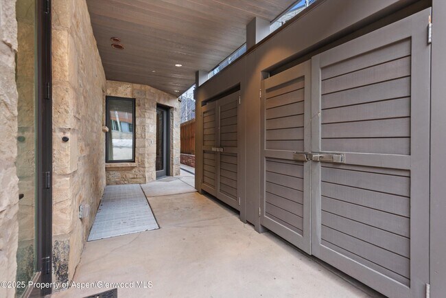 Building Photo - 304 S Garmisch St