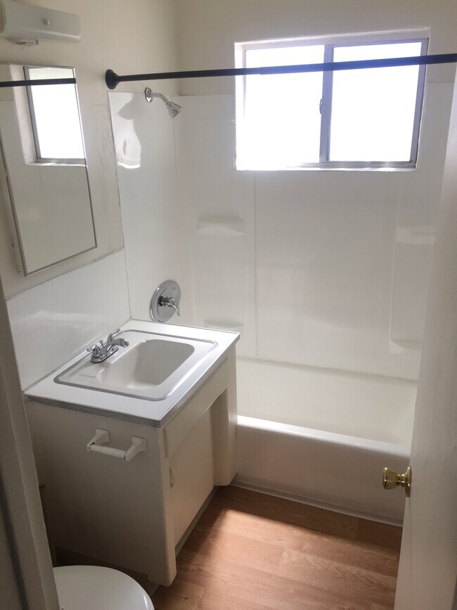 Building Photo - Private Cottage unit behind house with fen...