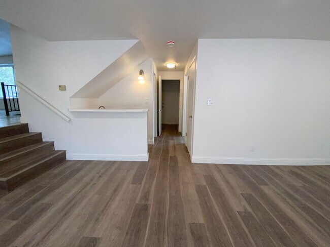 Building Photo - Modern 4 Bedroom, 3 Bath House - Near Died...