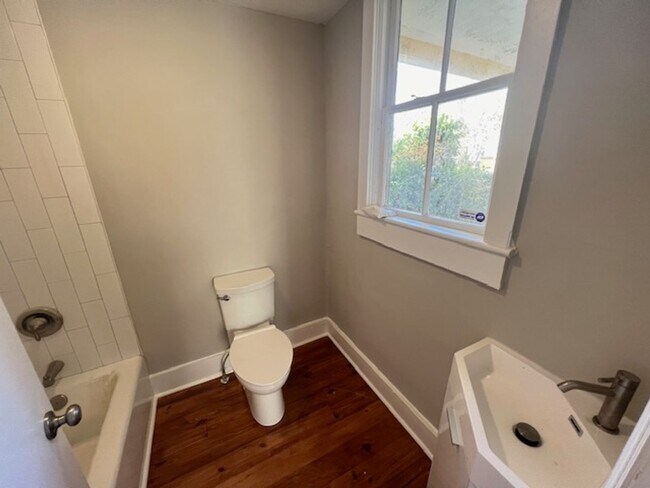 Building Photo - 1 Bedroom 1 Bath Apartment in Wraggsboro - Downtown Charleston